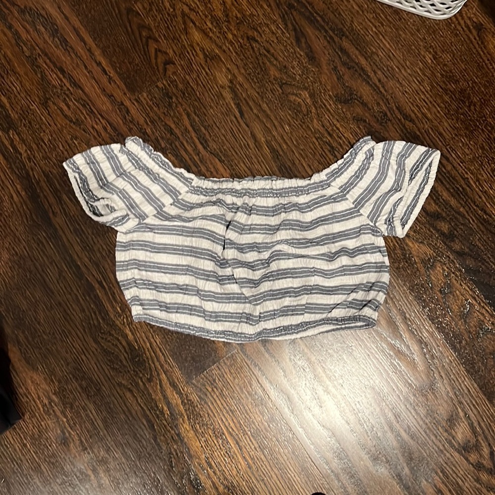 Aerie stripped off the shoulder crop too small